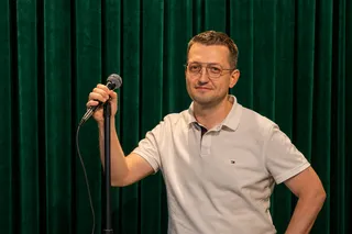 «Стендап — это публичный сеанс психотерапии»: интервью с сооснователем проекта StandUp Uz Алексеем Филипенковым