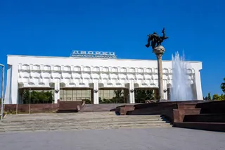 “Двое на качелях” spektakli