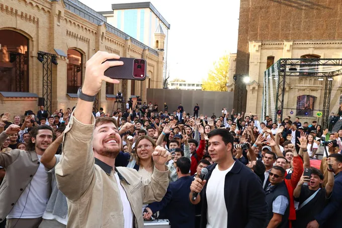 Sovrinli o‘yinlar, blogerlar bilan videolar va Samarqandga sayohat: MrBeast'ning O‘zbekistonga tashrifi qanday o‘tdi?