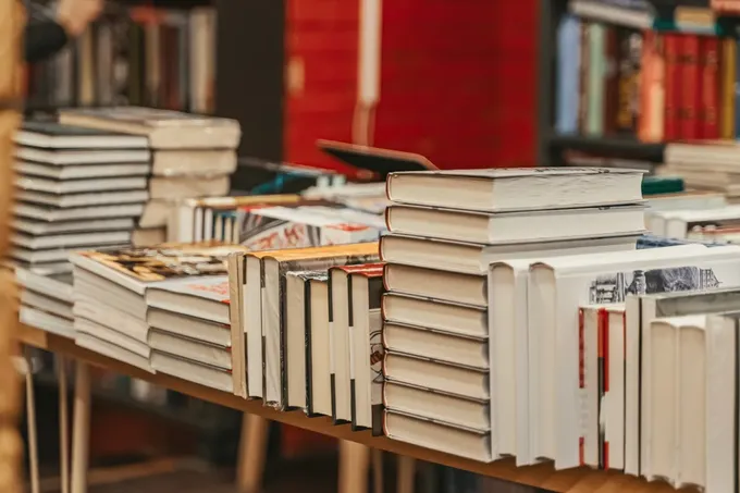 Book Fest в Riviera Mall